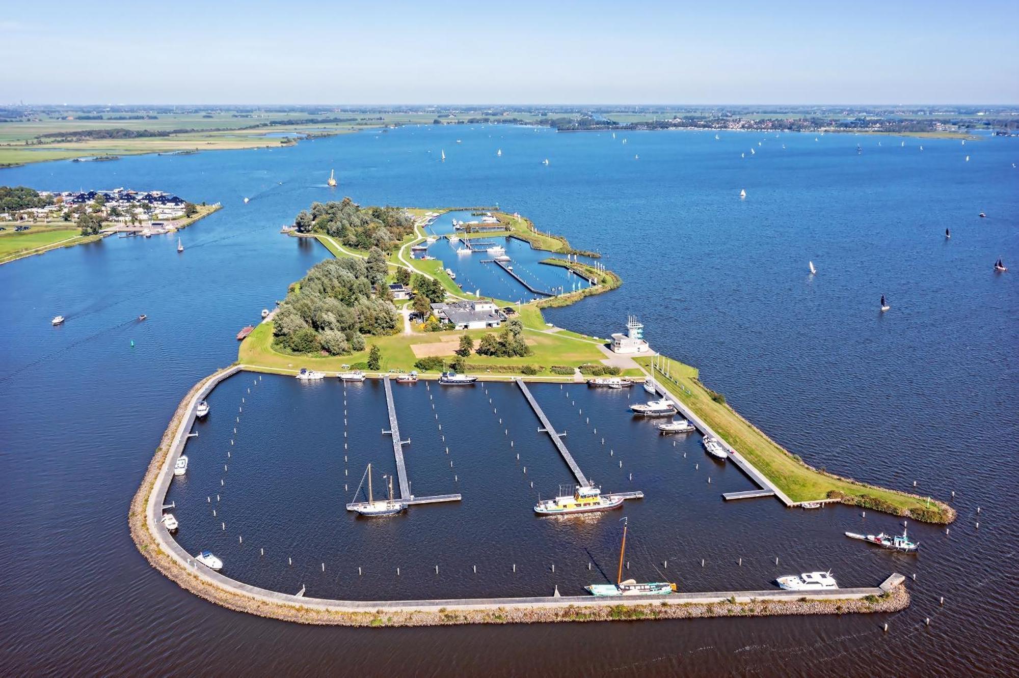 Welcome In - Houseboat 'Elysium' Met Eigen Aanlegsteiger Sneek - Offingawier Exterior foto